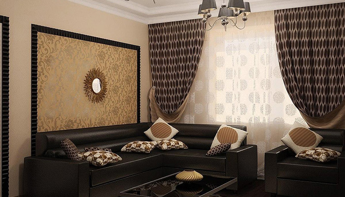 Уютный дизайн гостиной с темной мебелью и комбинированной отделкой стен.